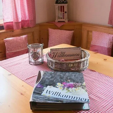 Gemütliche 2-zimmerferienwohnung Im Schwarzwaldstil, Stadtnah Apartment *